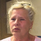 36003354-silvia-wollny-verzieht-gesicht-drueckt-auge-zu-waehrend-sie-spricht-27Bl2jkpC7fe.jpg