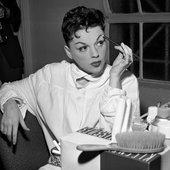 Judy_Garland_at_Greek_Theater.jpg