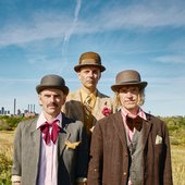 HUGORM NEDLÆGGER FORSVARET