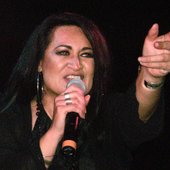 Annie_Crummer_in_concert