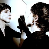 iamx_portrait.jpg