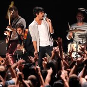 Young_The_Giant_VMA's2011