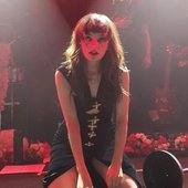 lauren-mayberry_0801.jpg