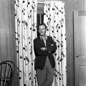 Bing_Crosby_1933_at_his_home001_final.jpg