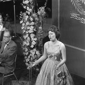 1200px-Finale_van_het_Nationaal_Songfestival_1960_in_Hilversum._Zangeres_Betty_Luske_zi,_Bestanddeelnr_911-0167.jpg