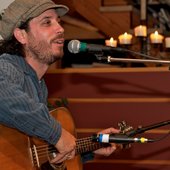 Danny_Schmidt_plays_house_concert_in_Boalsburg_PA_April_2008.jpg