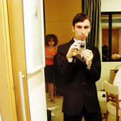 Foto do clipe de \"Overprotected\", Daniel é o James Bond da vez.