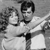 Nino Manfredi e Pamela Tiffin in \"Straziami ma di baci saziami\", regia di Dino Risi