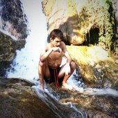 y yo sigo fumando bajo catarata