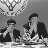 TV-opnamen Symplistisch Verbond Kees van Kooten (links) en Wim de Bie tijdens , Bestanddeelnr 928-4214.jpg