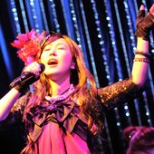 Akiko_shikata_singing.jpg