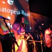 Maíra e Sofia Egito (Onomatopéia Bum!) e Zeca Viana.
