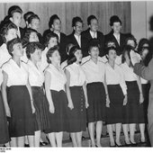 Bundesarchiv_Bild_183-64930-0046,_Wolfen,_1._Arbeiterfestspiele,_Chor.jpg