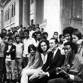 Milton Nascimento com parte do Clube da Esquina e Juscelino Kubitscheck