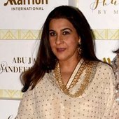 Amrita_Singh_&_Sara_Ali_Khan_at_Shaadi_By_Marriott_showcase_(08)_(cropped).jpg