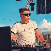 porra ele parece o dj ivis.jpg