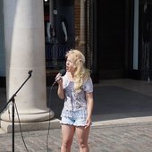 Drawing a crowd with her amazing vocals