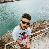Buman (The General) | Mirando a Cámara con gafas de sol