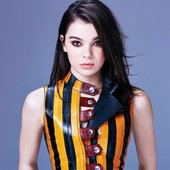 wallpapersden.com_hailee-steinfeld-in-black-yellow_1600x2560.jpg