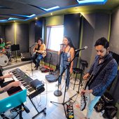 May Maya en saldas de ensayo Buena Onda