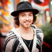 Singer-songwriter-Spencer-Lee-arrives-premiere[1].jpg