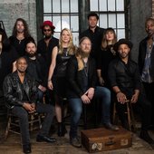 Tedeschi_Trucks_Band_Photo_Credit_Tedeschi_Trucks_Band_Band_General_2.jpg