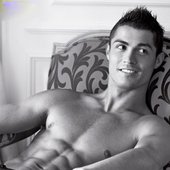 cristiano-ronaldo-sourire-sexy-abdo.jpg