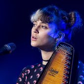 6092171-exclusif-la-chanteuse-pomme-claire-po-1200x0-3.jpg