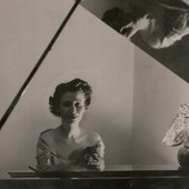 Carolina Cardoso de Menezes ao piano