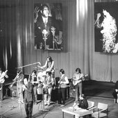 Bundesarchiv_Bild_183-K0414-0034-001,_Berlin,_Klaus-Lenz-Band,_Manfred_Krug.jpg