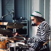 Micke spelar trummor