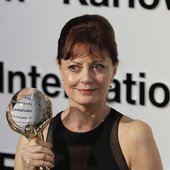 1200px-Susan_Sarandon_Crystal_Globe_World_Cinema.jpg