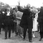 Latvijas Valsts prezidents Jānis Čakste (1. no labās), Somijas prezidents Lauri Kristians Relanders (2. no labās) un VI Vispārējo latviešu dziesmu svētku rīcības komitejas priekšsēdētājs Jāzeps Vītols (3. no labās) sveic dziesmu svētku d