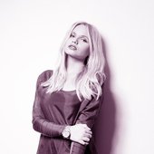  Alli Simpson