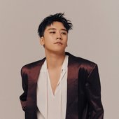 Digital Booklet - THE GREAT SEUNGRI (1)_220505_181905_3.jpg