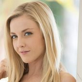 Karla Kush Blonde