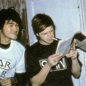 Виктор Цой и Борис Гребенщиков читают западный рок-журнал, 1986.