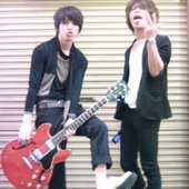 淳-jun- (support gu.) & 修也-shuuya- (vo.)