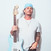 Tom-DeLonge-Fender-guitar-full-length-promo.jpg
