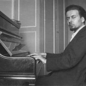 Giacinto-Scelsi-al-pianoforte.jpg