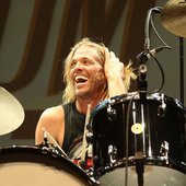 taylor-hawkins-gettyimages-505358640-e1648813437959.jpg