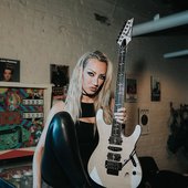 Nita with her Ibanez JIVAX2 Nita Strauss Signature - Ghost