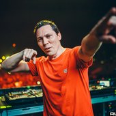 tiesto-finger-pointed-afar-rukes.jpg