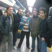 abrazo de tribu en el subte c