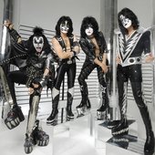 kiss brand new outfits!