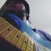 Tim Soulman tocando guitarra