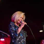 Laura sing