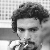 Sócrates-com-os-dedos-enfaixados-fumando (convert.io).jpg