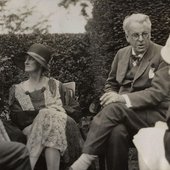 Walter_de_la_Mare,_Bertha_Georgie_Yeats_(née_Hyde-Lees),_William_Butler_Yeats,_unknown_woman_by_Lady_Ottoline_Morrell.jpg