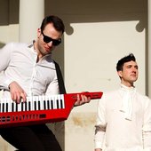 30701184-das-duo-handsomest-darren-jones-und-leonard-arnemann-2tRzRWFFA9MH.jpg